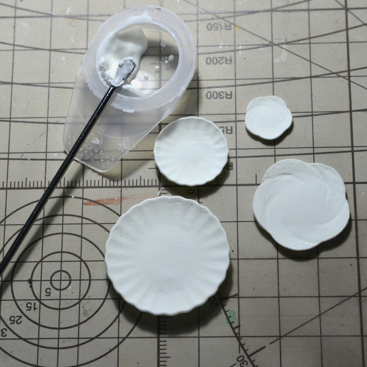 市販のシリコン型でお皿を作ってみました ｖｏｌ １ くじら亭のミニチュアものづくり ミニチュアフードコレクション