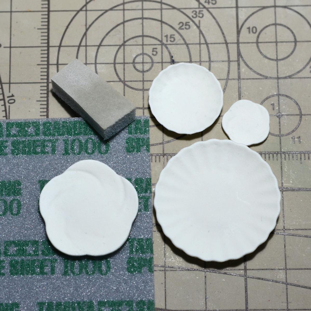 市販のシリコン型でお皿を作ってみました ｖｏｌ １ くじら亭のミニチュアものづくり ミニチュアフードコレクション